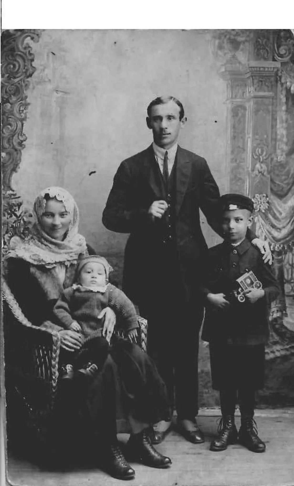 Zinätulla Säifulla (Seifullin) with his family in Narva in the 1920s. Photo: Tallinn City Museum.