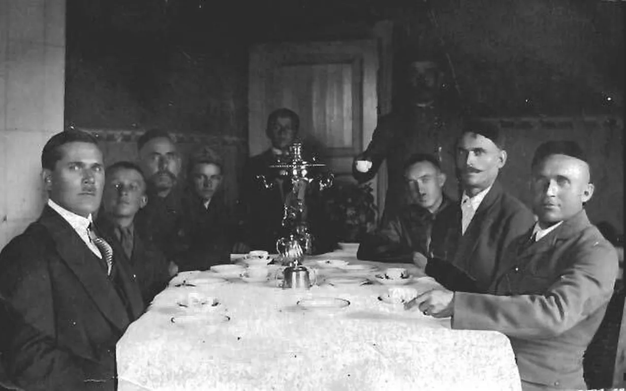 Eesti tatarlased teelauas 1930ndatel. Foto: Tallinna Linnamuuseum.