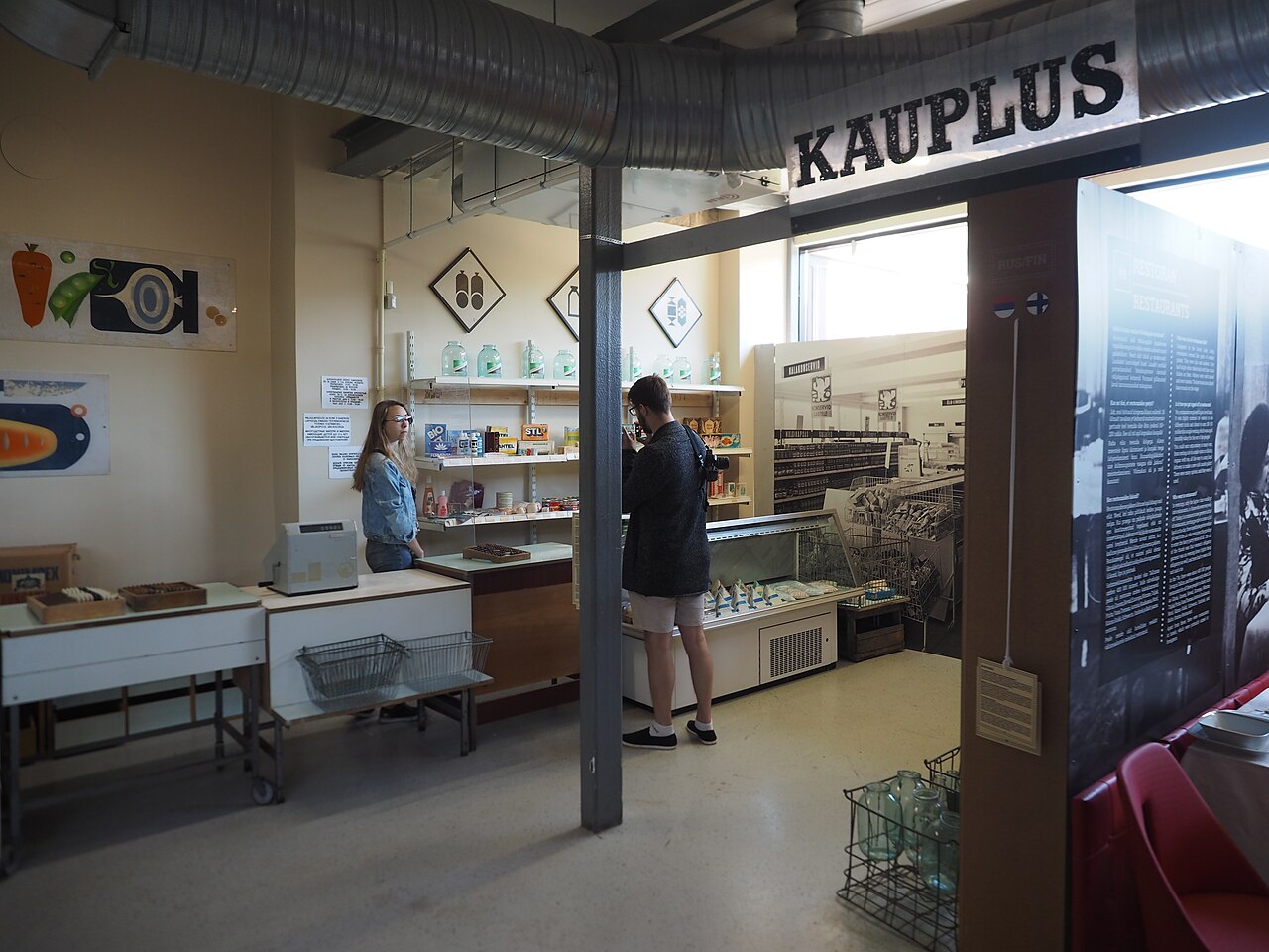 Muuseumi väljapanek, mis taasloob tüüpilise nõukogudeaegse kaupluse Tallinnas, sildiga Kauplus