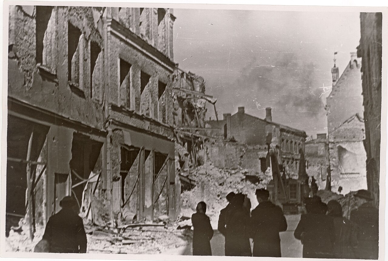 Mustvalge foto varemetes ja väljapõlenud majadest Harju tänaval Tallinnas 1944. aastal