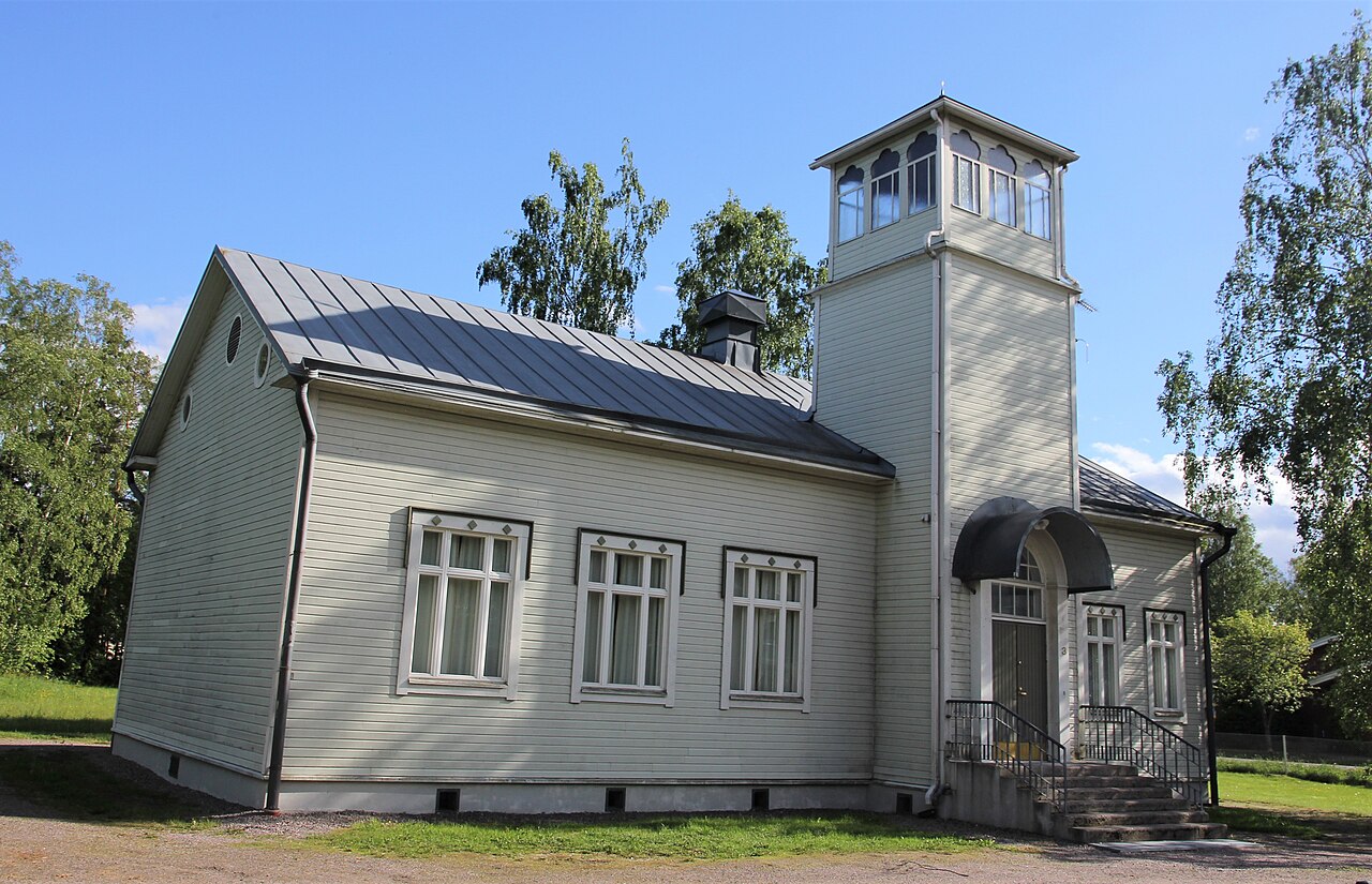 Puithoone rõdukujulise minaretiga, mille otsas on poolkuu, Järvenpää mošee välisvaade
