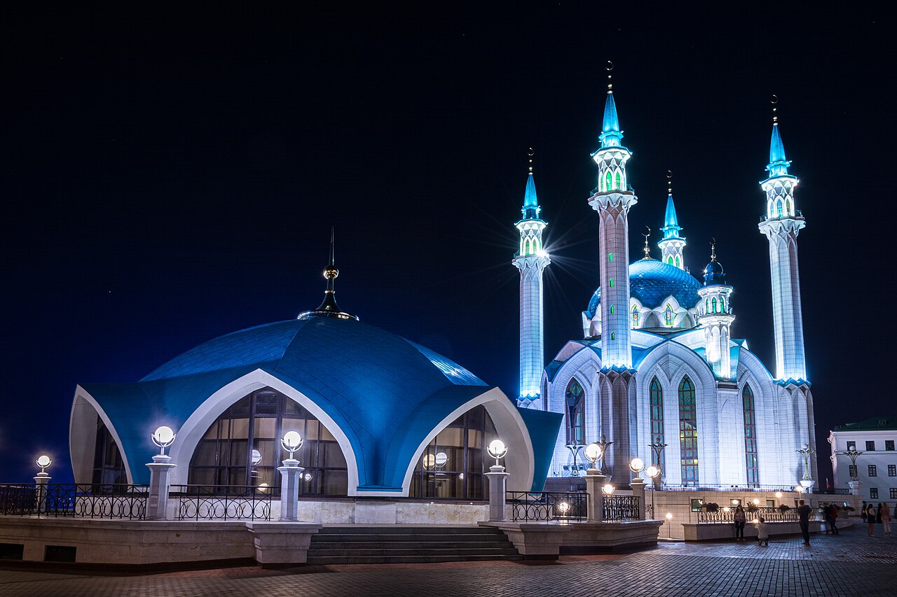Kul Šarifi mošee valged müürid ja sinised kupliga minaretid selge taeva all