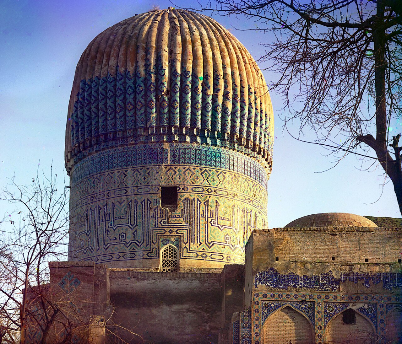 Türkiissinine ribiline kuppel telliskiviste tornide vahel Samarkandis, selge taeva all