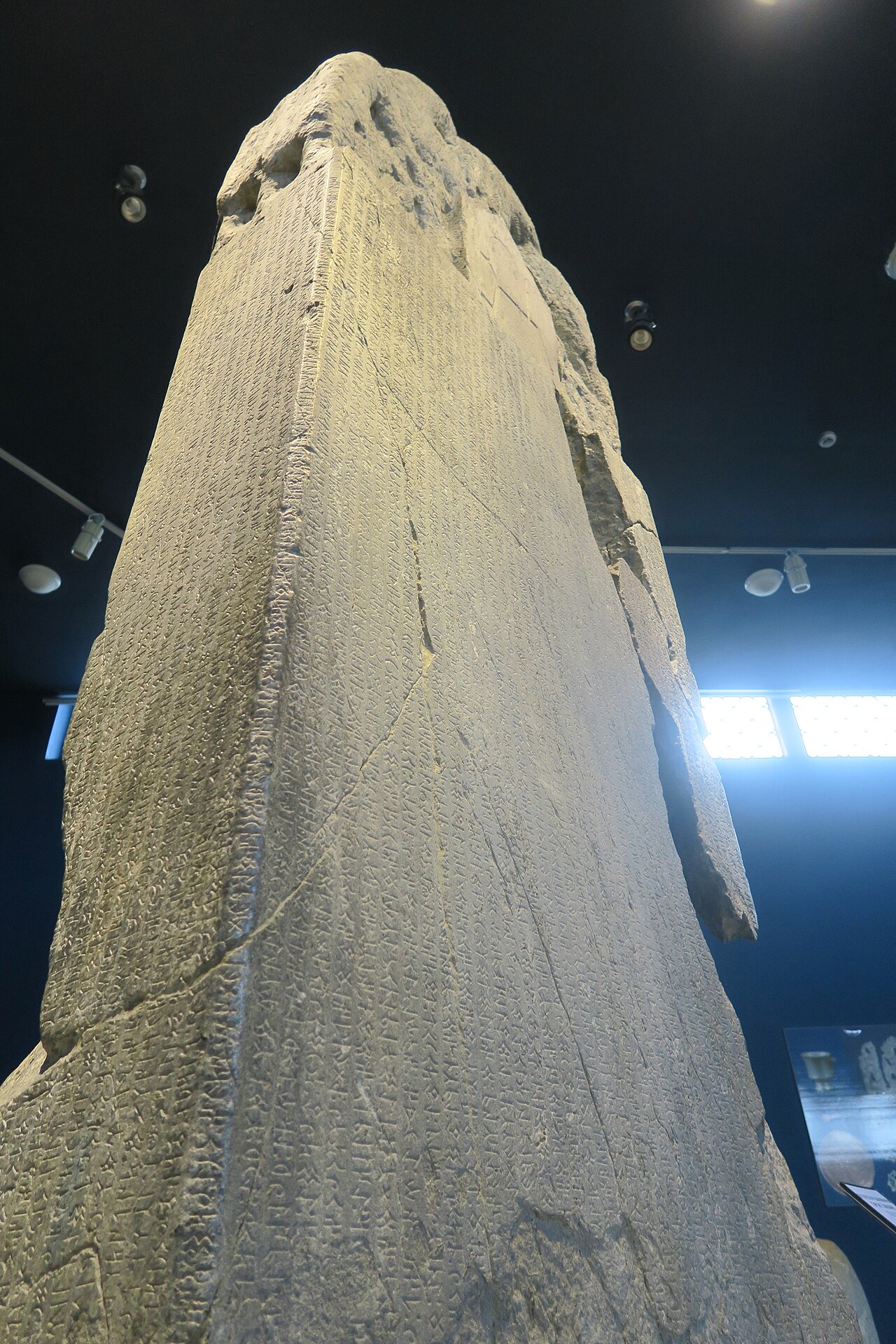 Püstine kivistele vanaturgi ruunikirja tähtedega Orhoni orus