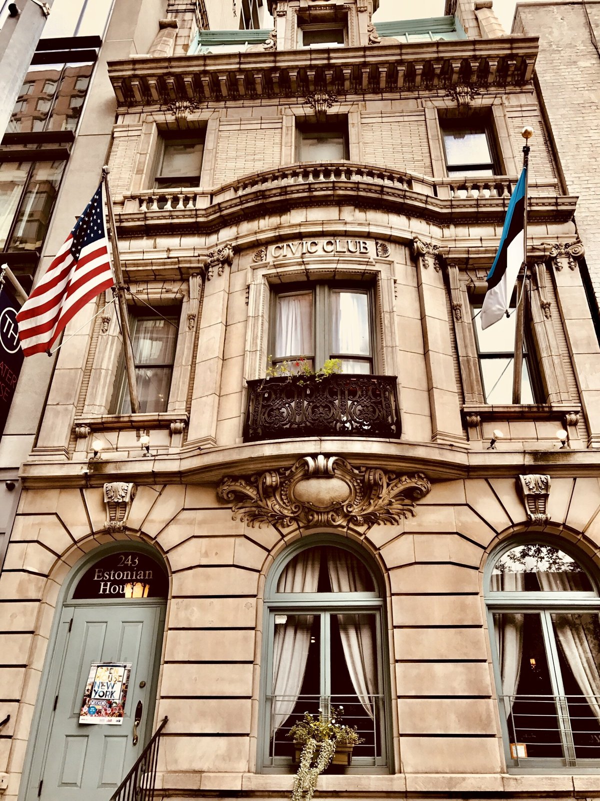 New Yorgi Eesti Maja sinimustvalge lipuga, 243 East 34th Street