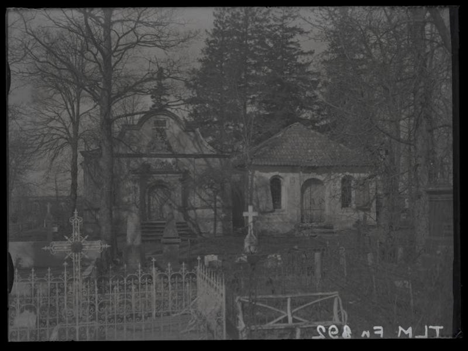 Kopli kalmistu umbes 1900, Manteuffeli kabel vasakul