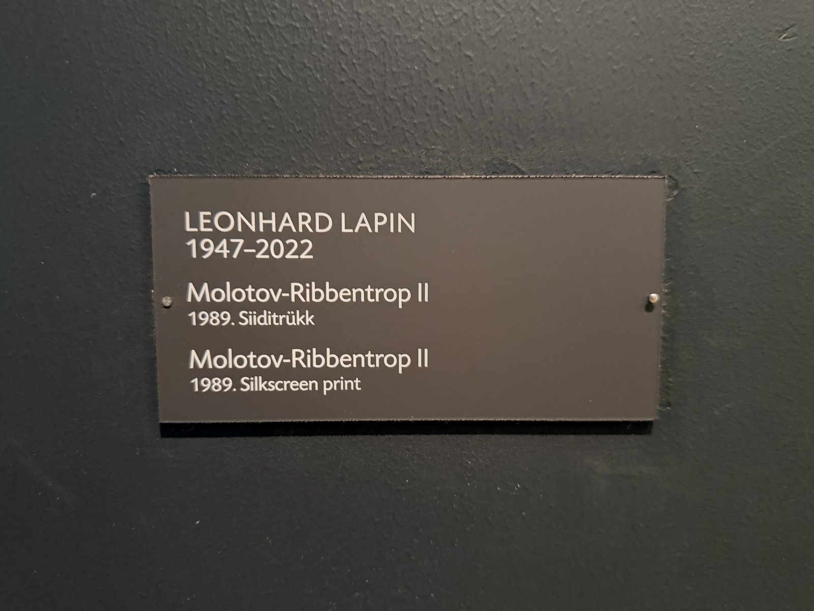 Näitusesilt: Leonhard Lapin, „Molotov-Ribbentrop II”, 1989, siiditrükk