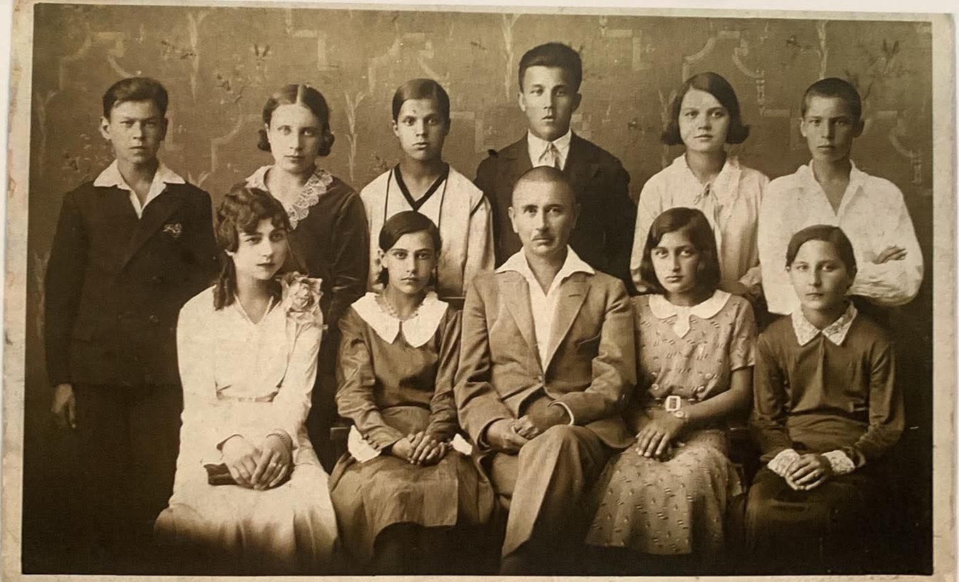 Imaam Alimdžan Idris õpilastega, 1930ndad. Erakogu.